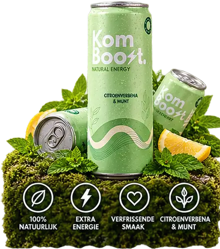 Blikjes KomBoost op mos, met de iconen 100% natuurlijk, extra energie, verfrissende smaak en citroenverbena & munt